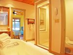 Main Cottage - Master Bedroom en suite bathroom